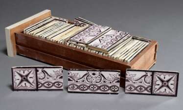 58 Delfter Fliesen Fries mit Mangan Dekor &quot;Ornamente&quot;, L. ca. 13,4cm (L. zusammen ca. 780cm)
