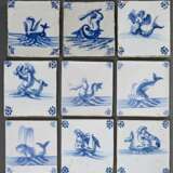 9 Diverse Fliesen mit Unterglasurblauer Malerei "Seenymphen", "Meeresunwesen", "Delphin" und "Wal", 4x Eckbemalung Rosetten, 3x Spinne, 2x Ochsenköpfe mit Dreistrahl, Holland 3. Dr… - photo 2