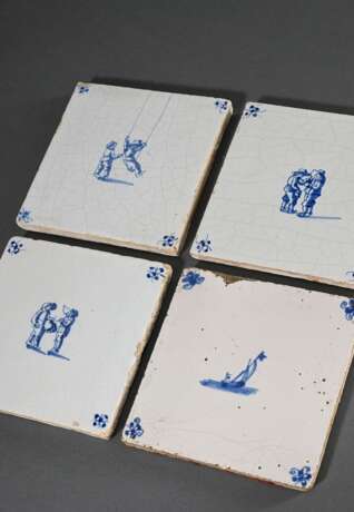 4 Diverse Fliesen mit Unterglasurblauer Malerei "Kinderspiele" und "Segelschiff" sowie Spinnenecken, Holland um 1800, 13x13cm, min. best., Vgl.: Pluis, De Nederlandse Tegel, S. 383 - Foto 1