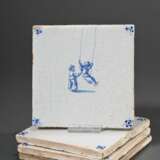 4 Diverse Fliesen mit Unterglasurblauer Malerei "Kinderspiele" und "Segelschiff" sowie Spinnenecken, Holland um 1800, 13x13cm, min. best., Vgl.: Pluis, De Nederlandse Tegel, S. 383 - Foto 3