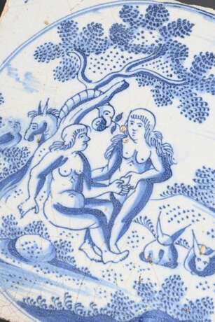 11 Diverse Fliesen mit Unterglasurblauer und Mangan Malerei "Biblische Szenen", "Genreszene", "Schäferszene", Spinnen-, Ochsenkopfecken mit kurzen seitlichen Strichen, Holland ab 1700, 13x13… - photo 4