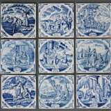9 Diverse Fliesen mit Unterglasurblauer Malerei "Biblische Szenen" in Rundkartusche und Ochsenkopfecken mit sieben Strichen, Holland um 1825, 13x13, min. best. - photo 2