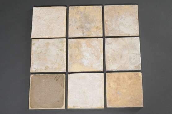9 Diverse Fliesen mit Unterglasurblauer Malerei "Biblische Szenen" in Rundkartusche und Ochsenkopfecken mit sieben Strichen, Holland um 1825, 13x13, min. best. - photo 5