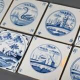 8 Diverse Fliesen mit Unterglasurblauer Malerei "Landschaft" und Spinnen- sowie Ochsenkopfecken mit sieben Strichen, Holland Anfang 19.Jh., 13x13cm, min. best., 1x best., Vgl.: Pluis, De Nederlandse Tegel, S. 3… - photo 1