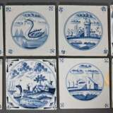 8 Diverse Fliesen mit Unterglasurblauer Malerei "Landschaft" und Spinnen- sowie Ochsenkopfecken mit sieben Strichen, Holland Anfang 19.Jh., 13x13cm, min. best., 1x best., Vgl.: Pluis, De Nederlandse Tegel, S. 3… - photo 2