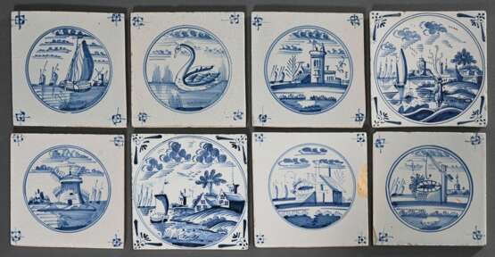 8 Diverse Fliesen mit Unterglasurblauer Malerei "Landschaft" und Spinnen- sowie Ochsenkopfecken mit sieben Strichen, Holland Anfang 19.Jh., 13x13cm, min. best., 1x best., Vgl.: Pluis, De Nederlandse Tegel, S. 3… - photo 2