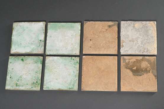 8 Diverse seltene Fliesen mit Unterglasurblauer und Mangan Malerei "Uferlandschaft", "Reiter", "Wasserträgerin" sowie Regence Ornamenten um achteckige Bildkartusche, Holland 18.Jh., 13x13cm,… - photo 7