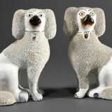 A pair of English chimney dogs, so-called Griespudel or Puffhunde, with fused porcelain frieze, polychrome painted face and gold-framed collars, h. 23.7cm, Cf.: Stralsund Museum, inv. no. 1952:58 - Foto 1