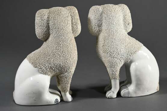 A pair of English chimney dogs, so-called Griespudel or Puffhunde, with fused porcelain frieze, polychrome painted face and gold-framed collars, h. 23.7cm, Cf.: Stralsund Museum, inv. no. 1952:58 - Foto 2
