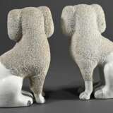 A pair of English chimney dogs, so-called Griespudel or Puffhunde, with fused porcelain frieze, polychrome painted face and gold-framed collars, h. 23.7cm, Cf.: Stralsund Museum, inv. no. 1952:58 - Foto 2