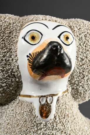 A pair of English chimney dogs, so-called Griespudel or Puffhunde, with fused porcelain frieze, polychrome painted face and gold-framed collars, h. 23.7cm, Cf.: Stralsund Museum, inv. no. 1952:58 - Foto 3