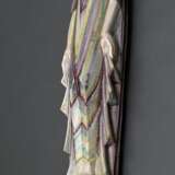 Kunstmann, Ludwig (1877-1961) Wandplastik "Madonna" in expressiver Ausformung auf spitz zulaufendem Sockel, Keramik zartfarbig glasiert in Grün-, Gelb-, Violett- und Blautönen, Entw.: 1926 für das feinkeramisch… - photo 1