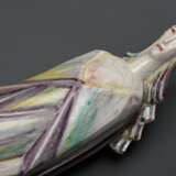 Kunstmann, Ludwig (1877-1961) Wandplastik "Madonna" in expressiver Ausformung auf spitz zulaufendem Sockel, Keramik zartfarbig glasiert in Grün-, Gelb-, Violett- und Blautönen, Entw.: 1926 für das feinkeramisch… - photo 2