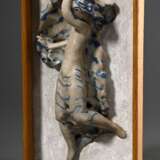 Laeuger, Max (1864-1952) "Tanzender Akt mit Tuch" um 1927, Keramik farbig glasiert und bemalt auf Gips in Rahmen montiert, 26,5x13,5x6,8cm, Vgl.: Badisches Landesmuseum Karlsruhe Schloß, Karlsruher Majolika (K… - Foto 2