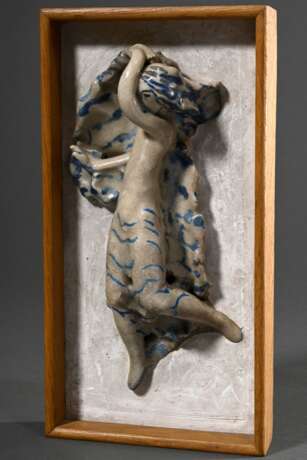 Laeuger, Max (1864-1952) "Tanzender Akt mit Tuch" um 1927, Keramik farbig glasiert und bemalt auf Gips in Rahmen montiert, 26,5x13,5x6,8cm, Vgl.: Badisches Landesmuseum Karlsruhe Schloß, Karlsruher Majolika (K… - Foto 2