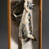 Laeuger, Max (1864-1952) "Tanzender Akt mit Tuch" um 1927, Keramik farbig glasiert und bemalt auf Gips in Rahmen montiert, 26,5x13,5x6,8cm, Vgl.: Badisches Landesmuseum Karlsruhe Schloß, Karlsruher Majolika (K… - Foto 3