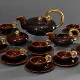 15 Teile französisches Midcentury Teeservice "Volutes", Vallauris, Entw.: Louis Giraud, heller Scherben braun glasiert und partiell vergoldet, Boden gemarkt, bestehend aus: Kanne (H. 15cm, best.), 12 Tassen/UT … - photo 2