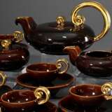 15 Teile französisches Midcentury Teeservice "Volutes", Vallauris, Entw.: Louis Giraud, heller Scherben braun glasiert und partiell vergoldet, Boden gemarkt, bestehend aus: Kanne (H. 15cm, best.), 12 Tassen/UT … - photo 3
