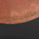 Portanier, Gilbert (1926-2023) Keramik Schale, heller Scherben mit farbiger Aufglasurmalerei "Abstraktes Pärchen", innen sign. verso "Arcadeso Vallauris", H. 7,5cm, Ø 30 cm - photo 4