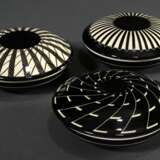 3 Diverse flache runde Deckeldosen von Hedwig Bollhagen (1907-2001), Keramik mit schwarz-weißen Ornamenten, Boden sign. " HB 20/2030A", Mitte 20.Jh., Ø ca. 12cm - Foto 1