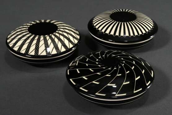 3 Diverse flache runde Deckeldosen von Hedwig Bollhagen (1907-2001), Keramik mit schwarz-weißen Ornamenten, Boden sign. " HB 20/2030A", Mitte 20.Jh., Ø ca. 12cm - Foto 1