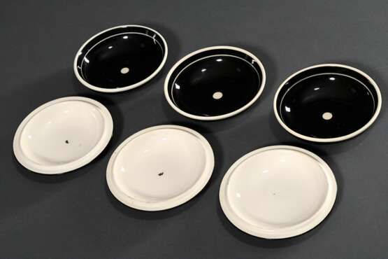 3 Diverse flache runde Deckeldosen von Hedwig Bollhagen (1907-2001), Keramik mit schwarz-weißen Ornamenten, Boden sign. " HB 20/2030A", Mitte 20.Jh., Ø ca. 12cm - Foto 2