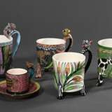 5 Diverse Teile moderne Ardmore Studio Künstlerkeramik "Tiere": 4 Becher und Mokkatasse/UT, Boden bez.: "Made by Pheneas, Ardmore Studio", H. 7-15,5cm - Foto 1