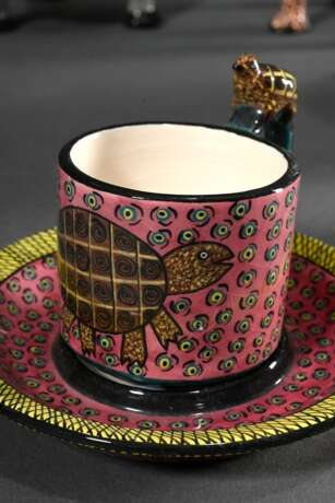 5 Diverse Teile moderne Ardmore Studio Künstlerkeramik "Tiere": 4 Becher und Mokkatasse/UT, Boden bez.: "Made by Pheneas, Ardmore Studio", H. 7-15,5cm - Foto 2