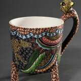5 Diverse Teile moderne Ardmore Studio Künstlerkeramik "Tiere": 4 Becher und Mokkatasse/UT, Boden bez.: "Made by Pheneas, Ardmore Studio", H. 7-15,5cm - Foto 4