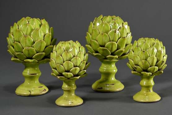 4 Keramik Artischocken auf Balustersockel, heller Scherben grün glasiert, H. 18/24cm, Glasurdefekte, best. - Foto 1