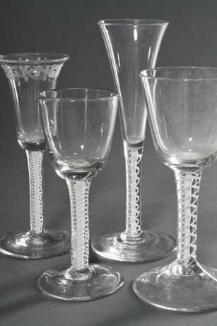 4 Diverse Gläser mit weißen Fäden im Stiel, verschiedene Formen, Abriss im Boden, 1x mit Bandschliff, Anfang 18.Jh., H. 14,3-19,2cm, Altersspuren - Foto 1