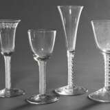 4 Diverse Gläser mit weißen Fäden im Stiel, verschiedene Formen, Abriss im Boden, 1x mit Bandschliff, Anfang 18.Jh., H. 14,3-19,2cm, Altersspuren - Foto 2
