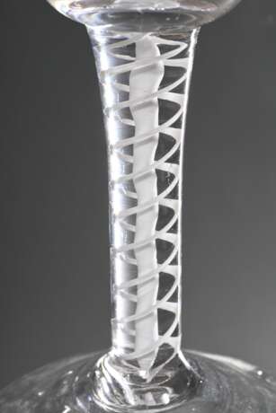 4 Diverse Gläser mit weißen Fäden im Stiel, verschiedene Formen, Abriss im Boden, 1x mit Bandschliff, Anfang 18.Jh., H. 14,3-19,2cm, Altersspuren - Foto 4