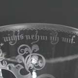 Zartes Barock Kelchglas mit feiner Schliffkartusche und Spruch „Nichts bring ich mit, Nichts nehm ich mit“, Blase im Stiel, umgeschlagener Fußrand, Abriss, H. 17,2cm - photo 4