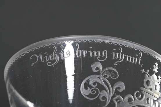 Zartes Barock Kelchglas mit feiner Schliffkartusche und Spruch „Nichts bring ich mit, Nichts nehm ich mit“, Blase im Stiel, umgeschlagener Fußrand, Abriss, H. 17,2cm - photo 5