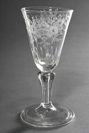 Zartes Barock Kelchglas mit feinem floralem Schliff, Blase im polygonal gezogenem Stiel, Abriss, H. 15cm - Foto 1