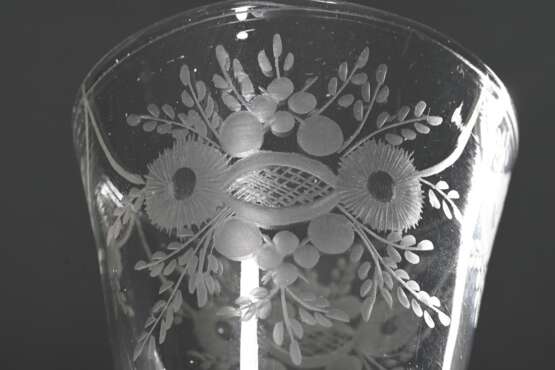 Zartes Barock Kelchglas mit feinem floralem Schliff, Blase im polygonal gezogenem Stiel, Abriss, H. 15cm - Foto 2