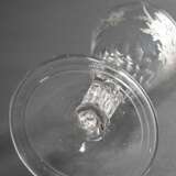 Zartes Barock Kelchglas mit feinem floralem Schliff, Blase im polygonal gezogenem Stiel, Abriss, H. 15cm - Foto 3