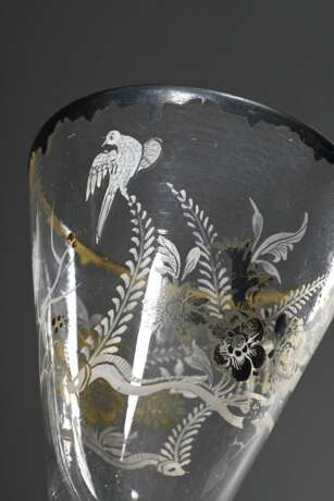 Zartes Barock Kelchglas mit feiner Emaille Malerei in Weiß, Silber und Gold "Vögel in Zweigen", gezogener Stiel, umgeschlagener Fußrand, Abriss, H. 15cm, min. berieben - photo 4