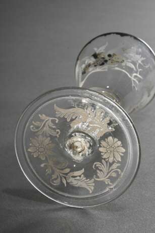 Zartes Barock Kelchglas mit feiner Emaille Malerei in Weiß, Silber und Gold "Vögel in Zweigen", gezogener Stiel, umgeschlagener Fußrand, Abriss, H. 15cm, min. berieben - photo 7