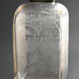 William und Mary Glas Schraubflasche mit floraler Ätzung und geschliffenen Architektur Kartuschen, Zinn Schraubdeckel mit Münze und beidseitig geprägten Portraits der Monarchen, England um 1690, H. 21,7cm, Altersspuren, … - photo 1