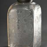 William und Mary Glas Schraubflasche mit floraler Ätzung und geschliffenen Architektur Kartuschen, Zinn Schraubdeckel mit Münze und beidseitig geprägten Portraits der Monarchen, England um 1690, H. 21,7cm, Altersspuren, … - photo 2