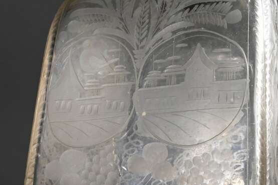 William und Mary Glas Schraubflasche mit floraler Ätzung und geschliffenen Architektur Kartuschen, Zinn Schraubdeckel mit Münze und beidseitig geprägten Portraits der Monarchen, England um 1690, H. 21,7cm, Altersspuren, … - photo 3