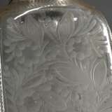 William und Mary Glas Schraubflasche mit floraler Ätzung und geschliffenen Architektur Kartuschen, Zinn Schraubdeckel mit Münze und beidseitig geprägten Portraits der Monarchen, England um 1690, H. 21,7cm, Altersspuren, … - photo 4