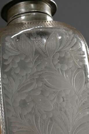 William und Mary Glas Schraubflasche mit floraler Ätzung und geschliffenen Architektur Kartuschen, Zinn Schraubdeckel mit Münze und beidseitig geprägten Portraits der Monarchen, England um 1690, H. 21,7cm, Altersspuren, … - photo 4