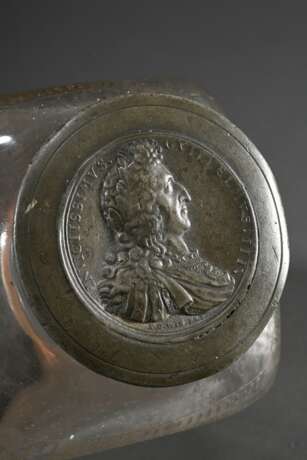 William und Mary Glas Schraubflasche mit floraler Ätzung und geschliffenen Architektur Kartuschen, Zinn Schraubdeckel mit Münze und beidseitig geprägten Portraits der Monarchen, England um 1690, H. 21,7cm, Altersspuren, … - photo 5