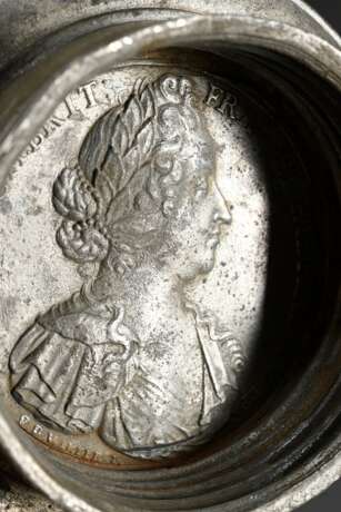 William und Mary Glas Schraubflasche mit floraler Ätzung und geschliffenen Architektur Kartuschen, Zinn Schraubdeckel mit Münze und beidseitig geprägten Portraits der Monarchen, England um 1690, H. 21,7cm, Altersspuren, … - photo 7