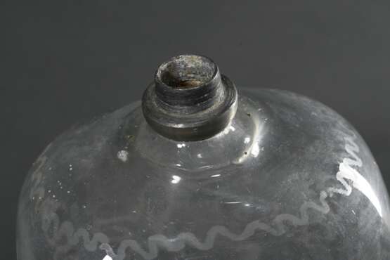 Oktogonale alpenländische Schnapsflasche mit abstrahiertem floralem Schliff und Bleigewinde, 18.Jh., 18,2x8,5x6cm, Verschluss verloren - Foto 3