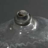 Oktogonale alpenländische Schnapsflasche mit abstrahiertem floralem Schliff und Bleigewinde, 18.Jh., 18,2x8,5x6cm, Verschluss verloren - Foto 3