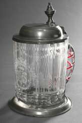 Glas Walzenkrug mit Zinnhaube und -fußring, facettierter Korpus mit umlaufendem floralem Schliff &quot;Jagdszene&quot; sowie Monogramm in Blütenkartusche &quot;IGST&quot;, im Boden vergoldeter Schliff &quot;Liegender Hi…